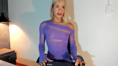 Snapshot of esteban_cor chatting on 10-14-25, 09:37 Salome online show from 10-14-25, 09:37