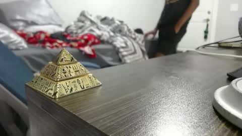 Snapshot of estessaid chatting on 09-29-25, 02:06 94Bottles online show from 09-29-25, 02:06