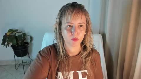 Snapshot of estrellah__ chatting on 10-05-25, 04:11 - E S T R E L L A M I L F - online show from 10-05-25, 04:11