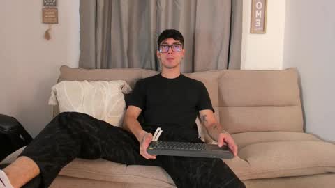 etham_wolf1 online show from 03-25-26, 05:52