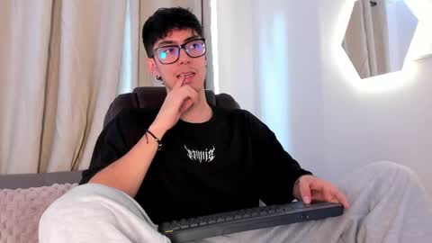 etham_wolf1 online show from 04-18-26, 06:12