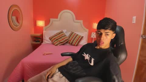 E T H A N  online show from 12-22-25, 02:14