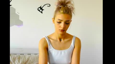 Snapshot of etherealuxx chatting on 05-02-26, 07:24 Serena online show from 05-02-26, 07:24