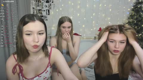 Veronica Tiia Lilith left to right online show from 12-30-24, 01:26