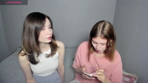 Veronica Tiia Lilith left to right online show from 09-29-25, 11:20