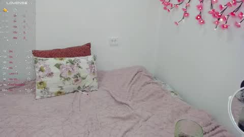 Veronica Tiia Lilith left to right online show from 03-10-26, 10:26