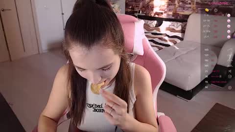 Snapshot of eva_davie chatting on 02-20-25, 11:31 Eva online show from 02-20-25, 11:31