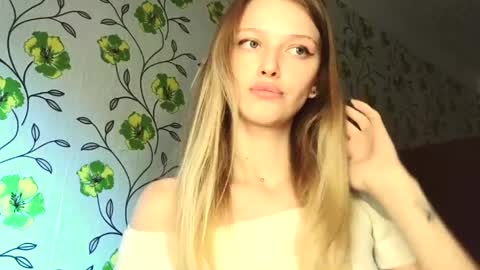 Snapshot of eva_eyre chatting on 05-25-26, 02:23 Evvie online show from 05-25-26, 02:23
