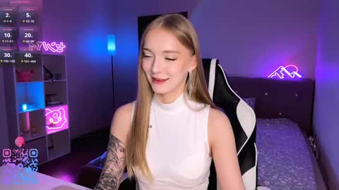 Snapshot of evamourr chatting on 05-17-26, 02:35 Eva online show from 05-17-26, 02:35
