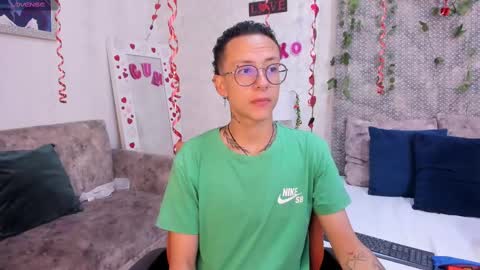 Snapshot of evan_smitt_ chatting on 02-18-25, 01:22 Evan Smitt online show from 02-18-25, 01:22