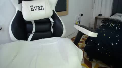 Snapshot of evans_king chatting on 12-09-24, 11:36 Evan online show from 12-09-24, 11:36