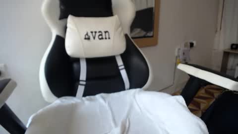 Snapshot of evans_king chatting on 01-12-25, 08:25 Evan online show from 01-12-25, 08:25