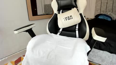 Snapshot of evans_king chatting on 03-12-25, 07:17 Evan online show from 03-12-25, 07:17