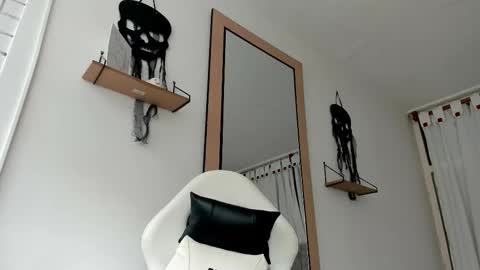 Snapshot of evans_king chatting on 11-02-25, 01:13 Evan online show from 11-02-25, 01:13