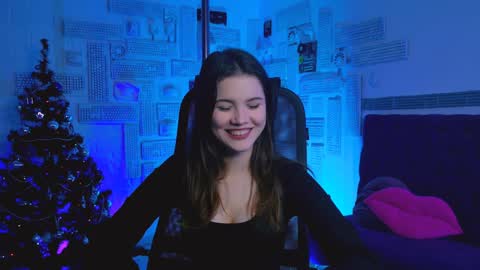 Snapshot of evathopson chatting on 12-26-24, 12:05 Eva  next stream -  - 1600 UTC2000  online show from 12-26-24, 12:05