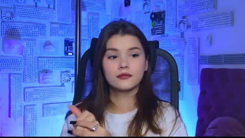 Snapshot of evathopson chatting on 01-05-25, 10:10 Eva  next stream -  - 1600 UTC2000  online show from 01-05-25, 10:10