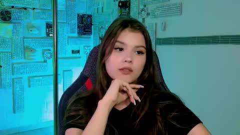 Snapshot of evathopson chatting on 09-26-25, 12:09 Eva  next stream -  - 1600 UTC2000  online show from 09-26-25, 12:09