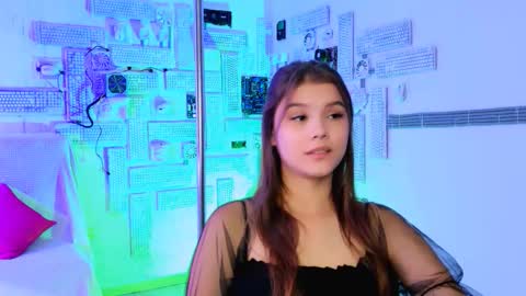 Snapshot of evathopson chatting on 10-12-25, 08:02 Eva  next stream -  - 1600 UTC2000  online show from 10-12-25, 08:02