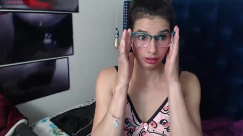 Snapshot of evawilliams_ chatting on 02-23-25, 04:39 Eva online show from 02-23-25, 04:39