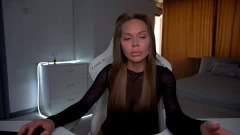 Evelina online show from 05-18-26, 12:33