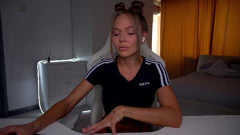 Evelina online show from 06-12-26, 11:42