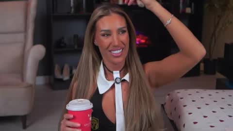 Evelyn online show from 04-13-26, 06:24