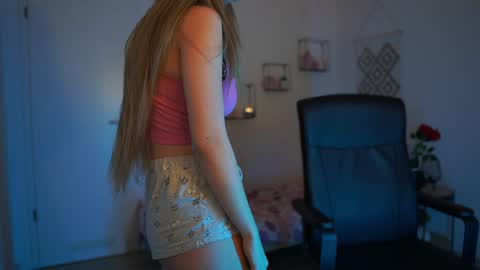 Snapshot of evelyncage_ chatting on 02-04-25, 10:13 evelyncage_ online show from 02-04-25, 10:13
