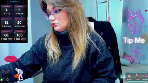 Snapshot of evelyne_rose chatting on 10-10-25, 05:17 evelyne_rose online show from 10-10-25, 05:17