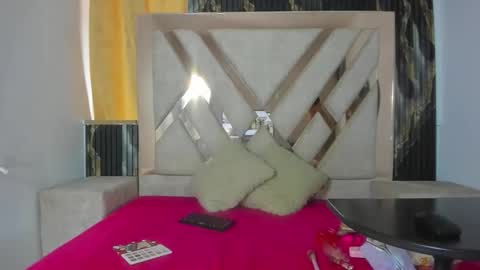 Snapshot of evelynmoore__ chatting on 01-08-26, 07:05 EvelynMoore online show from 01-08-26, 07:05