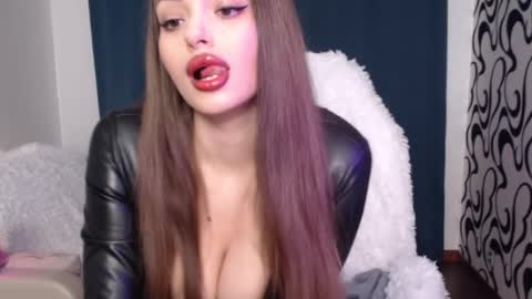 Vanessa Evian online show from 03-11-25, 04:29