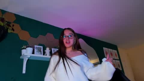 Snapshot of evy_orange1 chatting on 04-24-26, 12:24 EVY online show from 04-24-26, 12:24