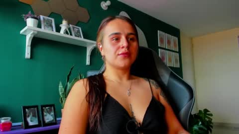 Snapshot of evy_orange1 chatting on 05-08-26, 04:34 EVY online show from 05-08-26, 04:34
