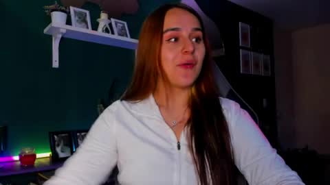 Snapshot of evy_orange1 chatting on 05-13-26, 12:19 EVY online show from 05-13-26, 12:19