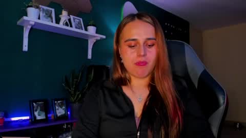 Snapshot of evy_orange1 chatting on 06-04-26, 01:22 EVY online show from 06-04-26, 01:22