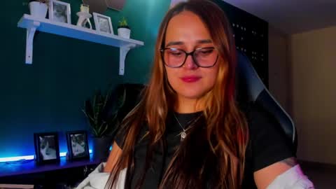 Snapshot of evy_orange1 chatting on 06-05-26, 12:28 EVY online show from 06-05-26, 12:28