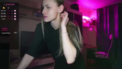 Snapshot of exe_cutie chatting on 12-13-24, 01:37 Mary online show from 12-13-24, 01:37