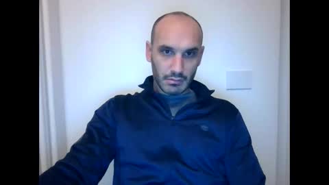 Snapshot of extr0 chatting on 11-18-25, 04:06 Extro online show from 11-18-25, 04:06