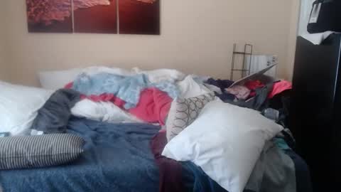 eyeswall0w online show from 10-13-25, 03:23