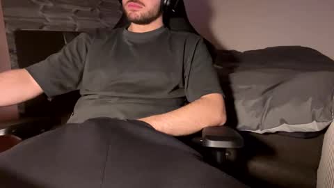 Snapshot of fabian_196 chatting on 01-27-25, 06:31 Call me bitch online show from 01-27-25, 06:31