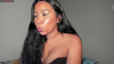 Snapshot of fabianna_laraa chatting on 05-27-26, 01:57 Thianna online show from 05-27-26, 01:57