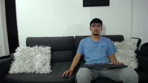 Snapshot of fallgays chatting on 12-31-24, 01:04 FallGays online show from 12-31-24, 01:04