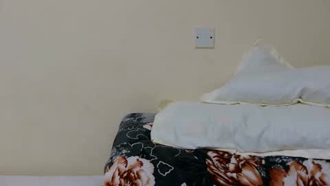 Snapshot of fantee_eeh chatting on 05-17-26, 01:25 pretty slim online show from 05-17-26, 01:25