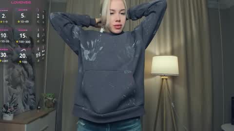 Snapshot of favourite_love chatting on 01-12-26, 07:52 Emma online show from 01-12-26, 07:52