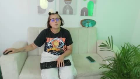 Snapshot of feelina_firesoul chatting on 10-07-25, 09:56 Feelena online show from 10-07-25, 09:56
