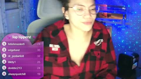 Snapshot of feetnymph chatting on 01-20-25, 05:04 Soley online show from 01-20-25, 05:04