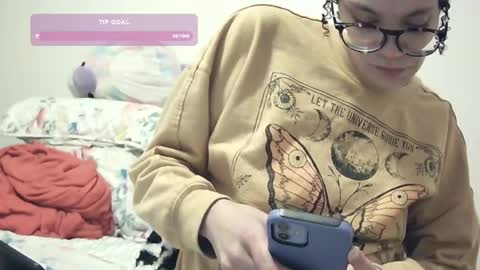 Snapshot of feetnymph chatting on 02-03-25, 02:14 Soley online show from 02-03-25, 02:14