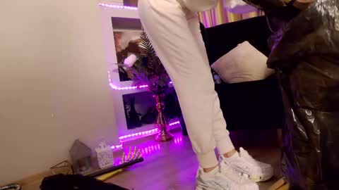 Snapshot of feetvibe chatting on 10-18-25, 11:33 FeetVibe online show from 10-18-25, 11:33