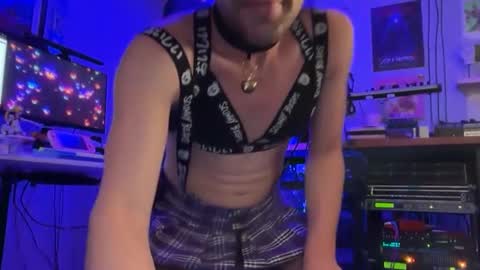 Snapshot of femboy_fangs chatting on 10-31-25, 03:07 femboyfangs online show from 10-31-25, 03:07