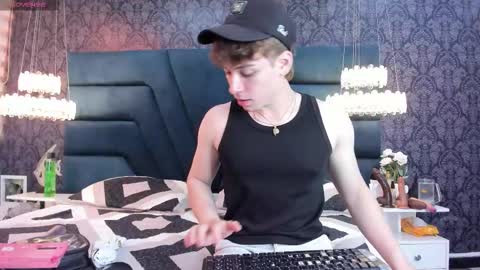 Femboy Max online show from 12-18-25, 11:38