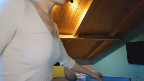 Snapshot of ferdina18 chatting on 05-17-26, 03:52 Leya online show from 05-17-26, 03:52